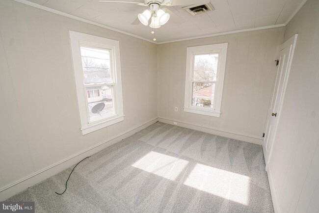 Building Photo - 305 E Pine St