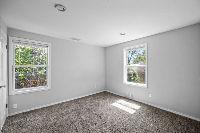 Building Photo - 5 Bedroom Northeast Spokane Home! - Availa...
