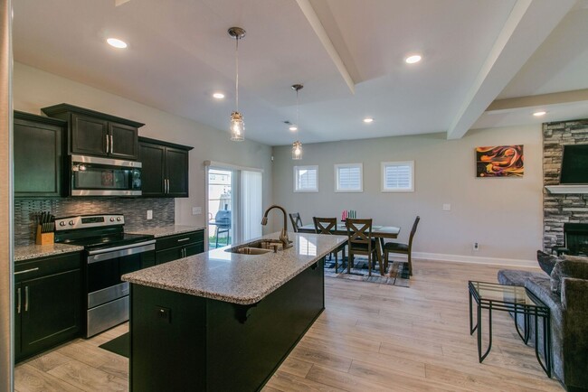 Building Photo - 1132 Eagle's View Dr