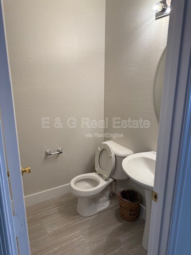 Building Photo - 7042 W Mercer Ln