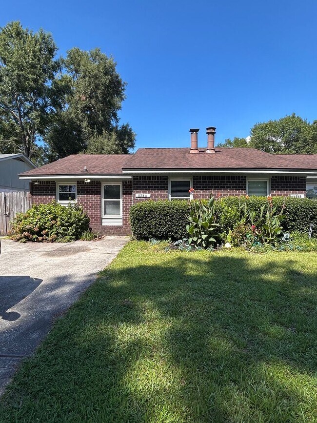 Building Photo - Charming 2 Bedroom Duplex in Ladson