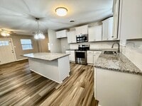 Building Photo - Beautiful 3 Bedroom 2 Bath Home