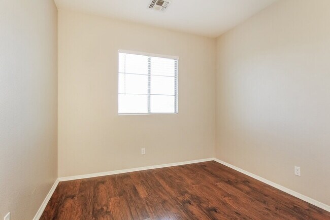 Building Photo - 6046 W Illini St