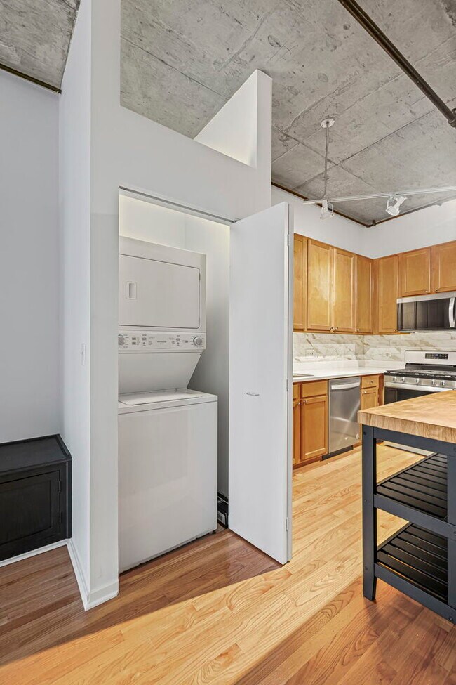 Building Photo - 933 W Van Buren St