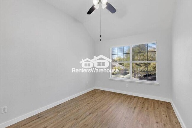 Building Photo - MOVE IN READY Denton Home
