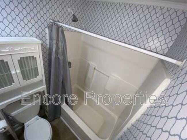 Building Photo - 402 Shaw St