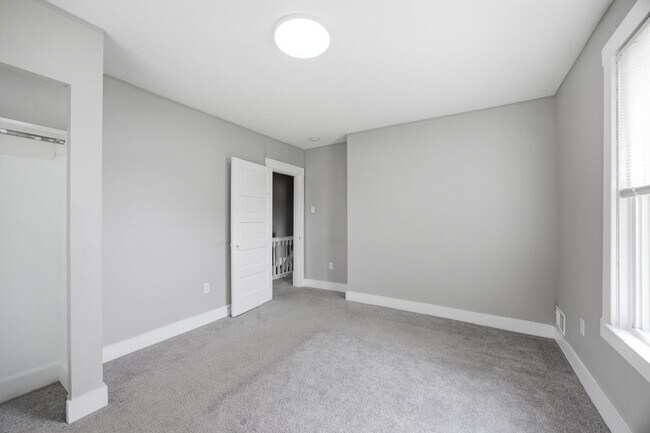 Building Photo - 827 Hinnerman St