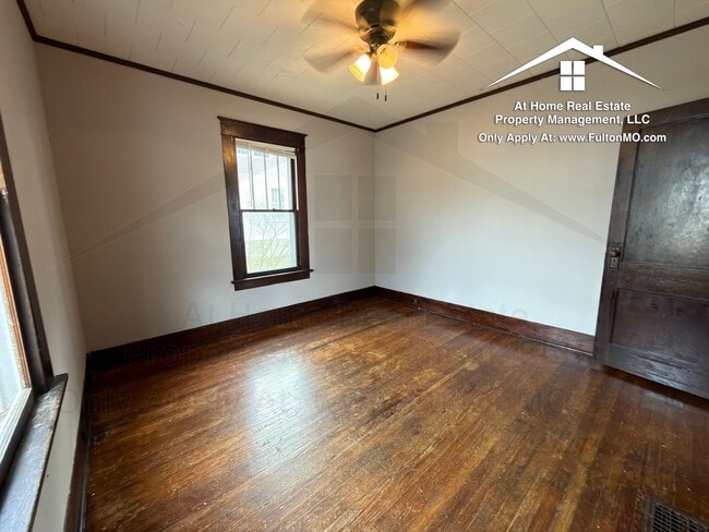 Building Photo - 302 W 6th St