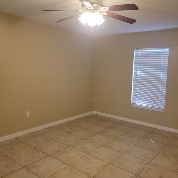 Building Photo - 935 Vanderbilt Dr