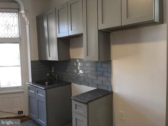 Building Photo - 423 S 15th St