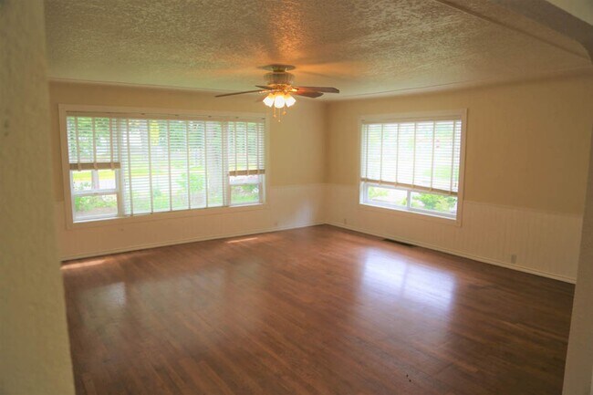 Building Photo - Seriously Spacious 5 bed 2 bath 36x20 Shop Garden Shed