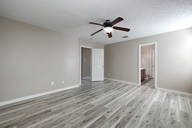 Building Photo - 5909 Thoroughbred Trail