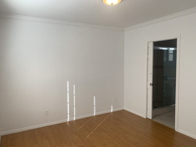 Building Photo - 1754 N Alexandria Ave