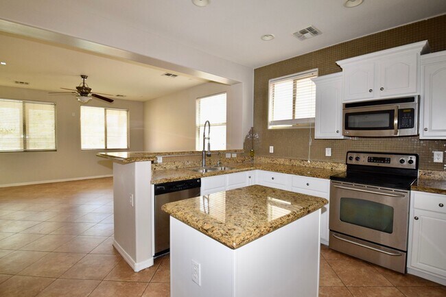 Building Photo - Beautiful Queen Creek home with a Pool!