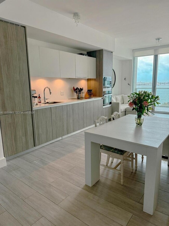 Building Photo - 2900 NE 7th Ave