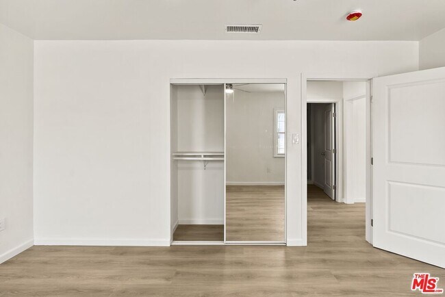 Building Photo - 820 W 98th St