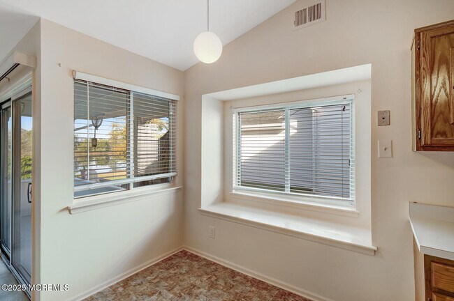 Building Photo - 405 Lexington Dr