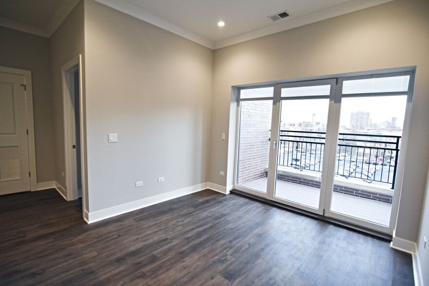 Building Photo - 957 W Irving Park Rd