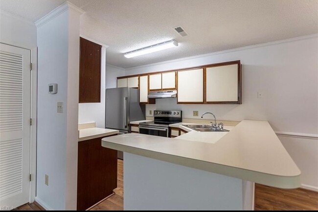 Building Photo - Spacious Room Rental in Williamsburg