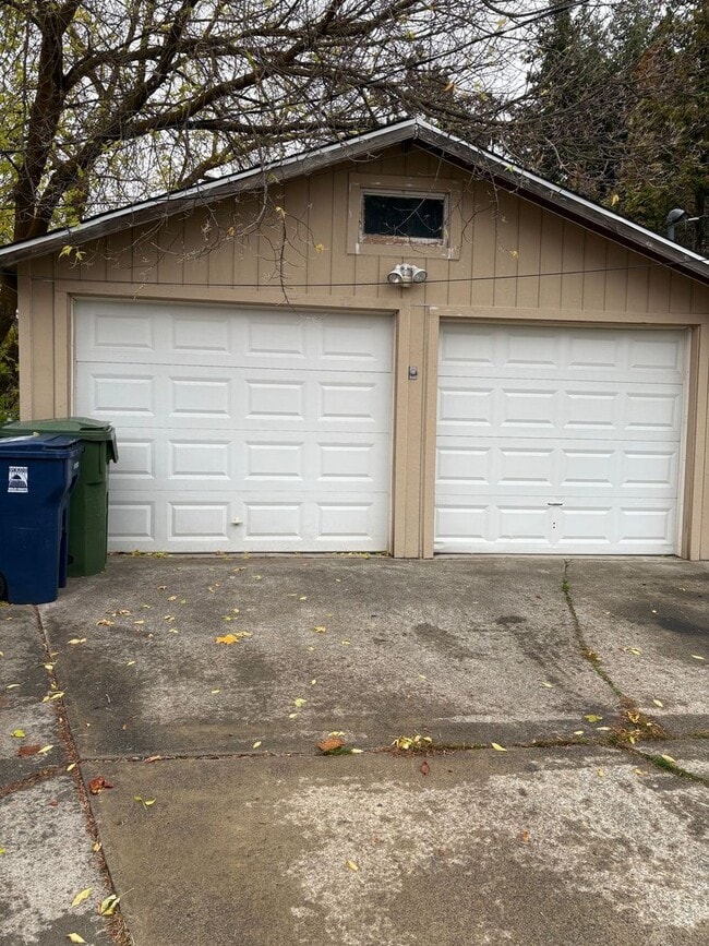 Building Photo - $1,900 – 2 Bed / 2 Bath Home with Fenced Yard, Fireplace, and Garage