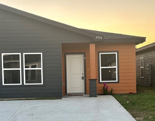 Building Photo - 4984 Alexa Rd