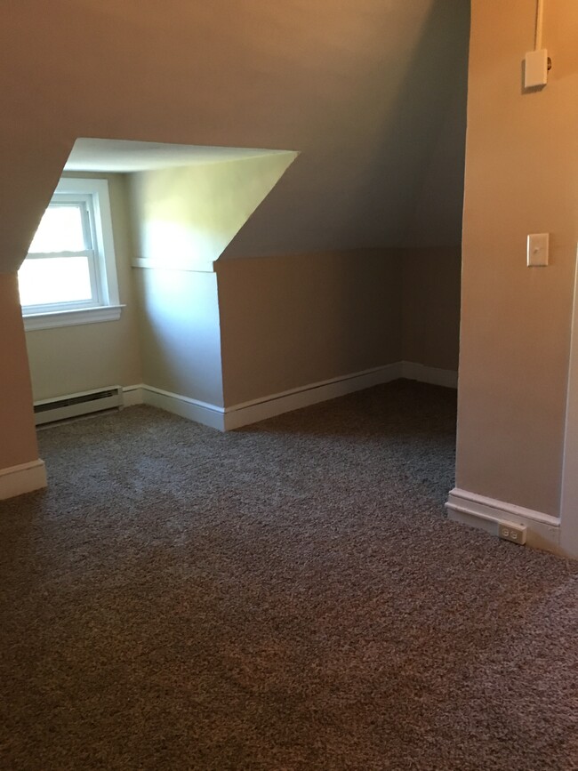 Building Photo - 714 Station Ave