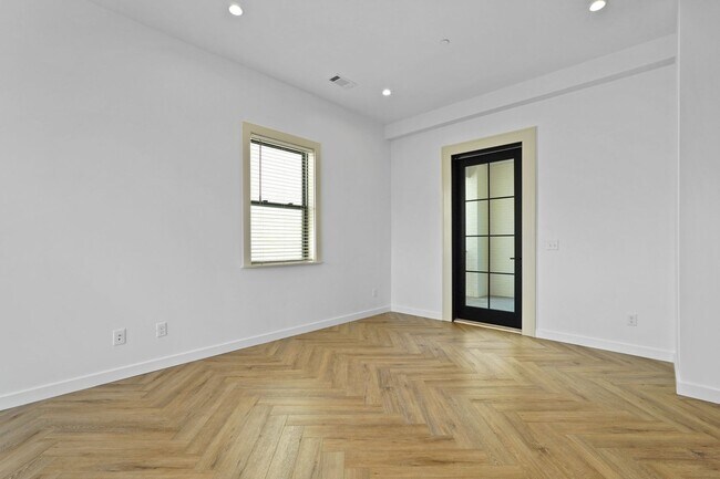 Building Photo - The 912 Building C