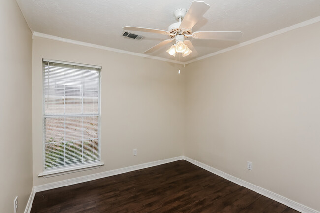 Building Photo - Beautifully updated 3 Bedroom Home