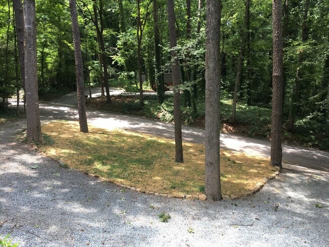 Building Photo - Sleek and Stylish, newly renovated 2 bedro...