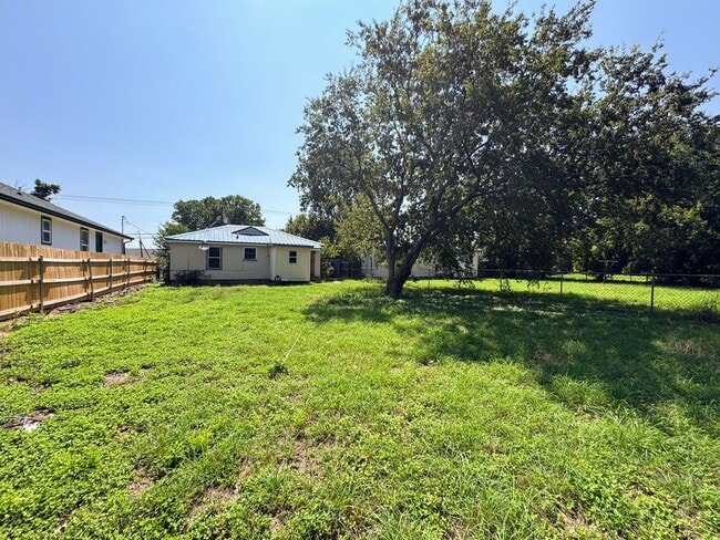 Building Photo - 1205 E Avenue G