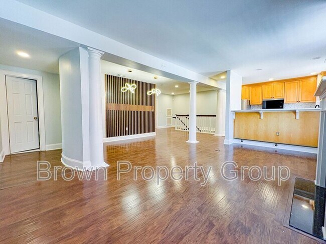 Building Photo - 123 Anderson St