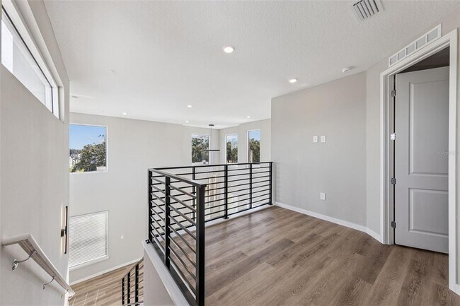 Building Photo - 544 N Bumby Ave