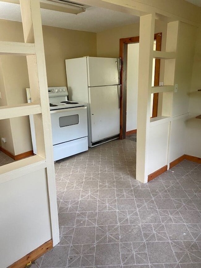 Building Photo - 3 Bedroom 1 Bathroom Single Family Home in...