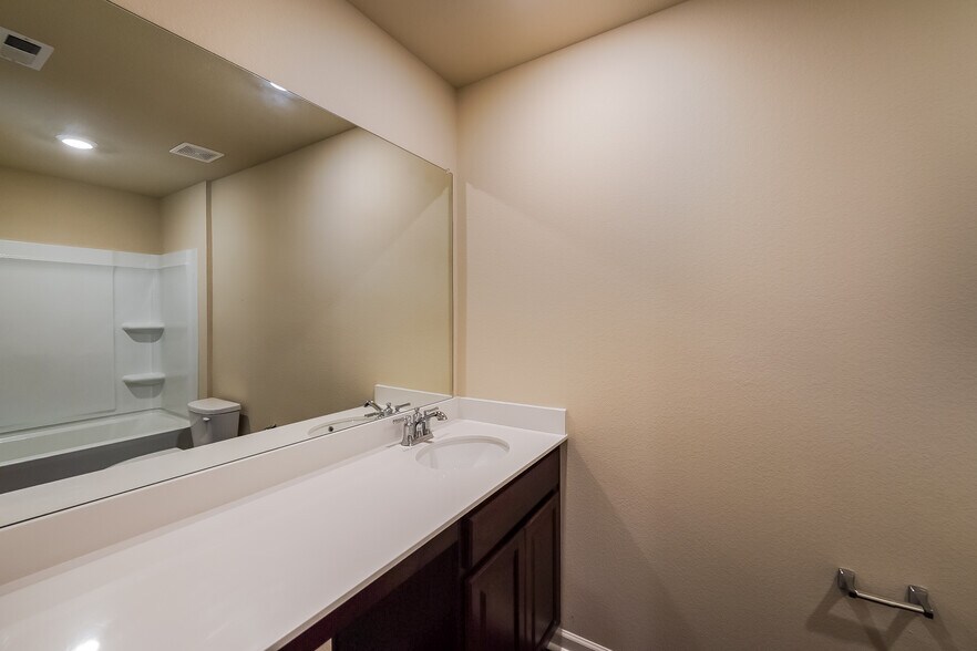 Building Photo - 484 Clover Cir