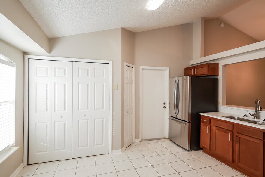 Building Photo - 8173 Pilgrims Trace Dr