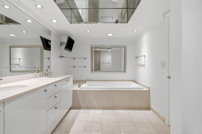Building Photo - 16500 Collins Ave
