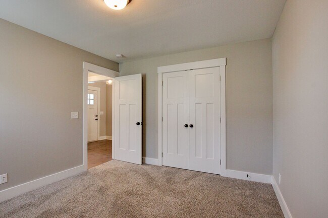 Building Photo - Fresh and Clean 3 bed/2 bath minutes from Exit 8.  Show Stopper!