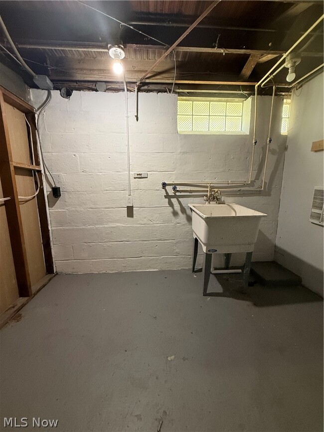 Building Photo - 18505 Raymond St