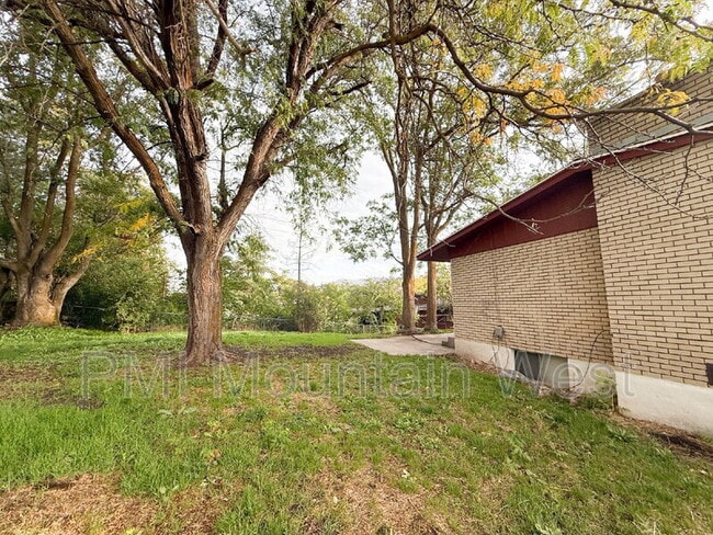 Building Photo - 698 Doren Dr