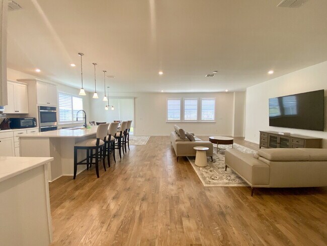 Building Photo - Four Bedroom Single Family Home in The Lak...