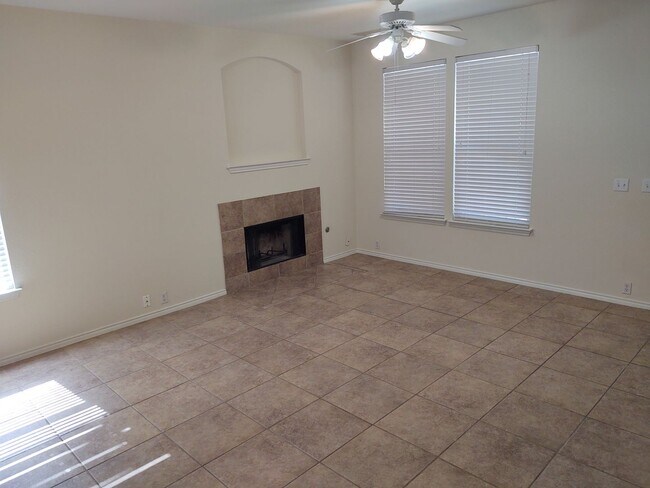 Building Photo - Charming 3/2.5 Townhome for Rent in Kyle, TX
