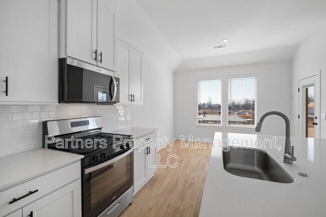 Building Photo - 411 W Taverner Xing