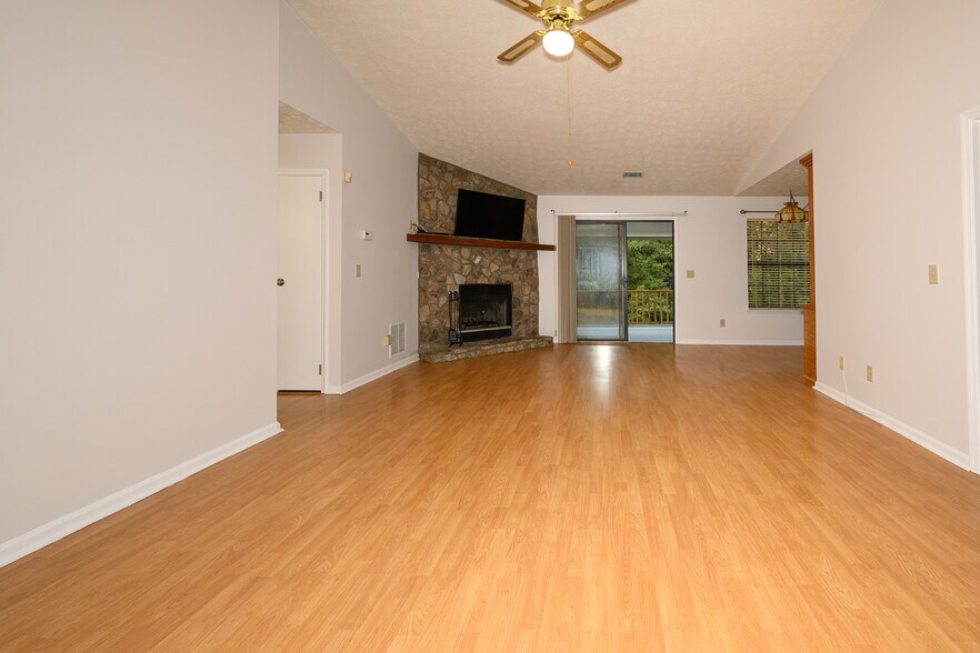 Building Photo - 2655 Merry Rd
