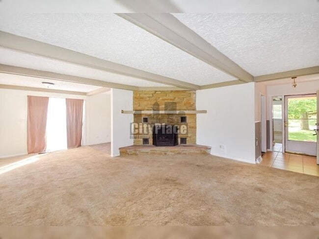 Building Photo - 636 Oak Dr