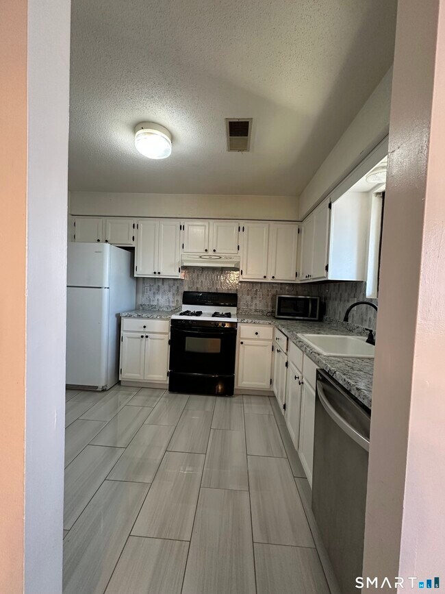 Building Photo - 140 Thompson St