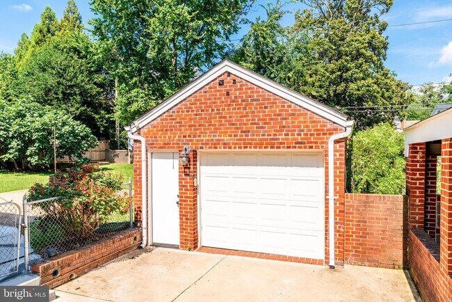 Building Photo - 1709 Patrick Henry Dr