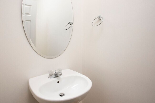 Building Photo - Gorgeous 2 Bedroom Townhome In Great West ...