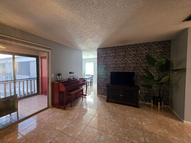 Building Photo - Furnished 2-Bedroom, 2-Bathroom Condo in Tampa