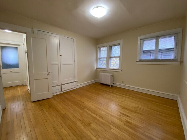 Building Photo - 2533 N Lake Dr