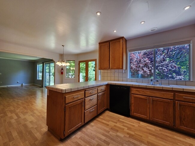Building Photo - Spacious 4 Bed / 3 Bath Windsor Home